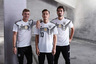 Орнамент на форме сборной Германии повторяет оный на футболке 1990 года, но вместо цветов флага он в духе времени выполнен монохромным. 