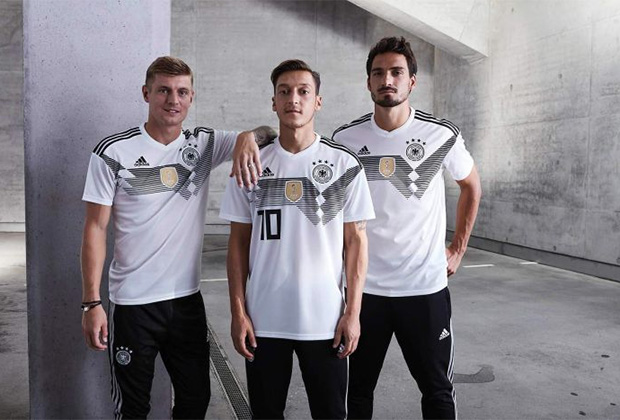 Орнамент на форме сборной Германии повторяет оный на футболке 1990 года, но вместо цветов флага он в духе времени выполнен монохромным. 
