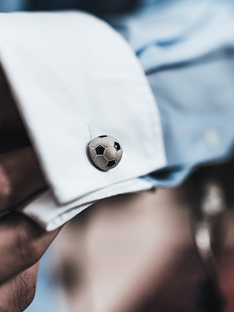 Новые запонки из серебра с черной эмалью российской марки Gourji выпущены к мундиалю и предлагаются в двух версиях — с матовым покрытием либо родированные. Крошечный мячик вращается на ножке, как в подкрученном ударе. Тираж — 1964 пар.

