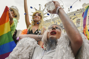 Все цвета Киева На украинский гей-парад пришли трансвеститы, депутаты и дипломаты. Было жарко