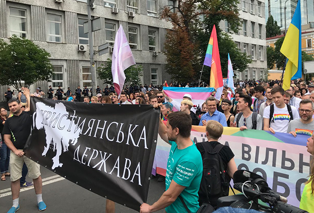 Сторонники традиционных ценностей пытаются остановить гей-парад