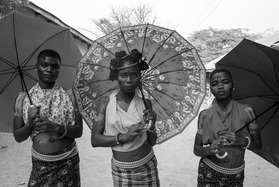«Monankim» стала изображением контрастирующих ценностей фотохудожника, так как она сама происходит из одного из племен бакорского меньшинства. 




Ритуал «вступления в женственность» очень спорный и подвергается критике. Фотографии вошли в шорт-лист конкурса.
