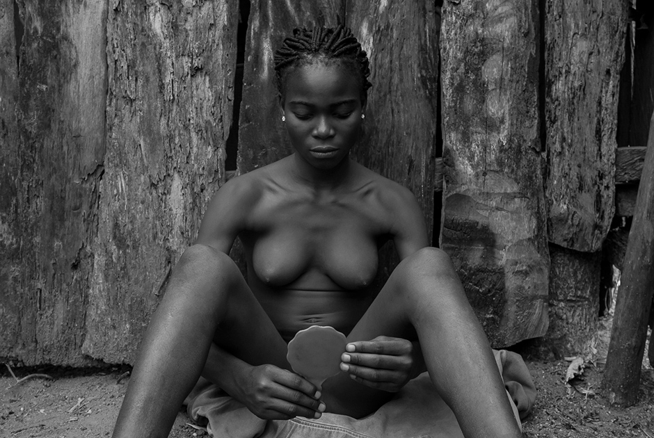 Monankim — слово из языка народа Бакор, группы племен из штата Кросс-Ривер в Нигерии. Так называют девственницу 14-18 лет, над которой проводится специальный местный ритуал «вступления в женственность» — обрезание. После операции девушка восстанавливается несколько недель, а затем предстает перед обществом в праздничной обстановке. Ее уважают как сексуально зрелую женщину, сохранившую свою чистоту: такие девочки становятся завидными невестами.




Однако обряд несет серьезную опасность: некоторые девочки умирают после обрезания. Проект Женевьев Акен представляет тех девушек, которые были напуганы перспективой пройти через боль ради своего успешного будущего, и тех, кто с нетерпением ждал участия в обряде.