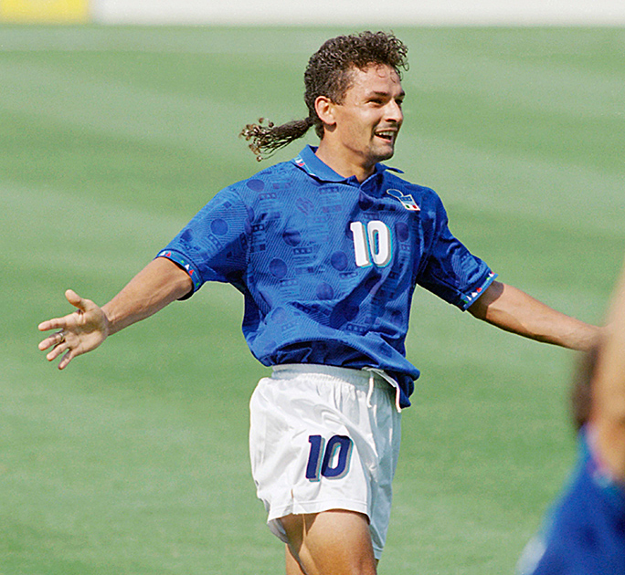 Мало кто из футболистов получал прозвище из-за своей прически. Лидера сборной Италии начала 1990-х Роберто Баджо на родине называли Il Divin Codino — «божественный хвостик». В историю чемпионатов мира «хвостик» навсегда вошел после своего промаха в серии пенальти в 1994 году в США. 