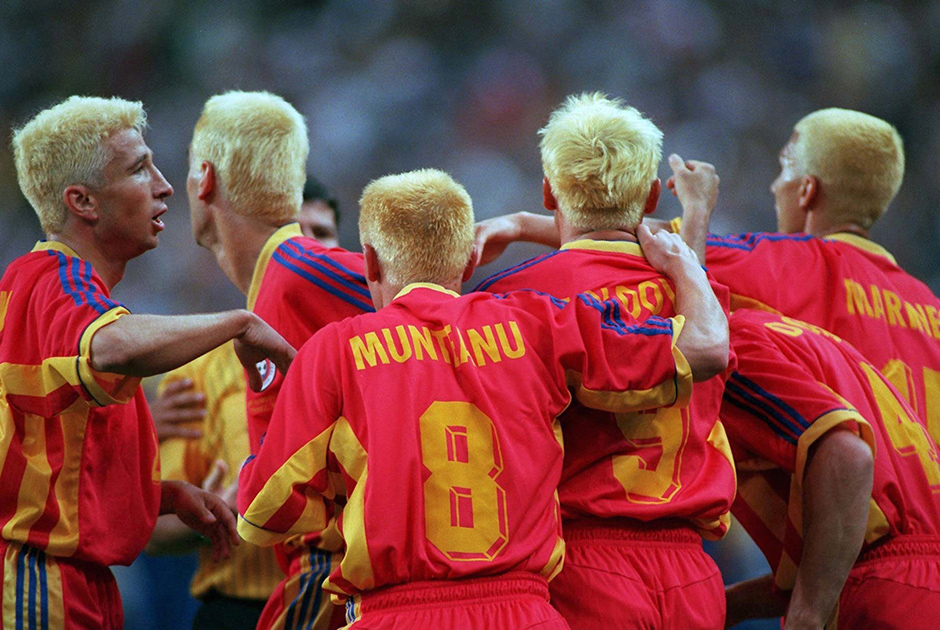 Но, пожалуй, самые главные любители осветлить волосы в истории чемпионатов мира — сборная Румынии. На чемпионате мира 1998 года во Франции все полевые игроки национальной команды предстали в образе блондинов. Румыны уверенно вышли из группы с первого места, но в 1/8 проиграли Хорватии.