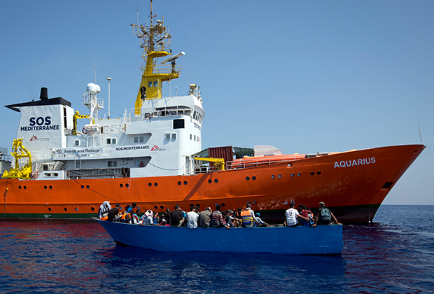 Мигранты в лодке около спасательного корабля «Врачей без границ»