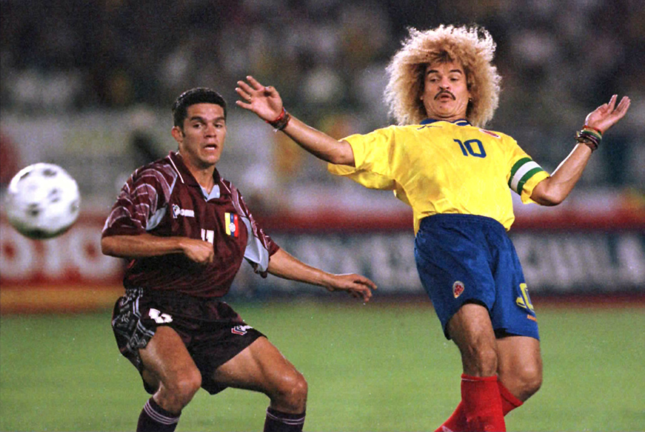 1990-е годы стали настоящим золотым веком колумбийского футбола: сборная трижды подряд попадала на чемпионат мира. Лицом этого поколения стал Карлос Вальдеррама. Полузащитник выделялся отличным видением поля и огромной копной волос. Карлос не изменил любимой прическе ни во время, ни после завершения футбольной карьеры.