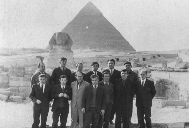 Личный состав 35-й отдельной разведывательной авиационной эскадрильи советских ВВС на экскурсии в Гизе. Египет, 1971-1972 годы.