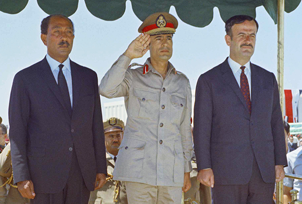 Слева направо: президент Египта Анвар Садат, председатель Совета революционного командования Ливии Муамар Каддафи и президент Сирии Хафез Асад во время переговоров о создании Федерации Арабских Республик. Дамаск, август 1971 года.
