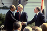 Слева направо: президент Египта Анвар Садат, президент США Джимми Картер и премьер-министр Израиля  Менахем Бегин после подписания мирного договора между Израилем и Египтом. Вашингтон, март 1979 года. 