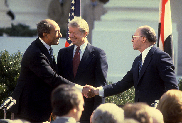 Слева направо: президент Египта Анвар Садат, президент США Джимми Картер и премьер-министр Израиля  Менахем Бегин после подписания мирного договора между Израилем и Египтом. Вашингтон, март 1979 года. 