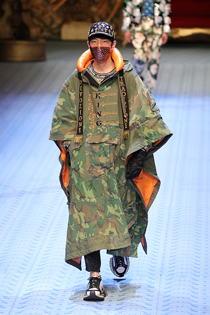 Камуфляж, подтяжки, оранжевая подкладка куртки — о том, что перед нами не скинхед, говорит только разрез глаз модели. Показ Dolce &amp; Gabbana. 