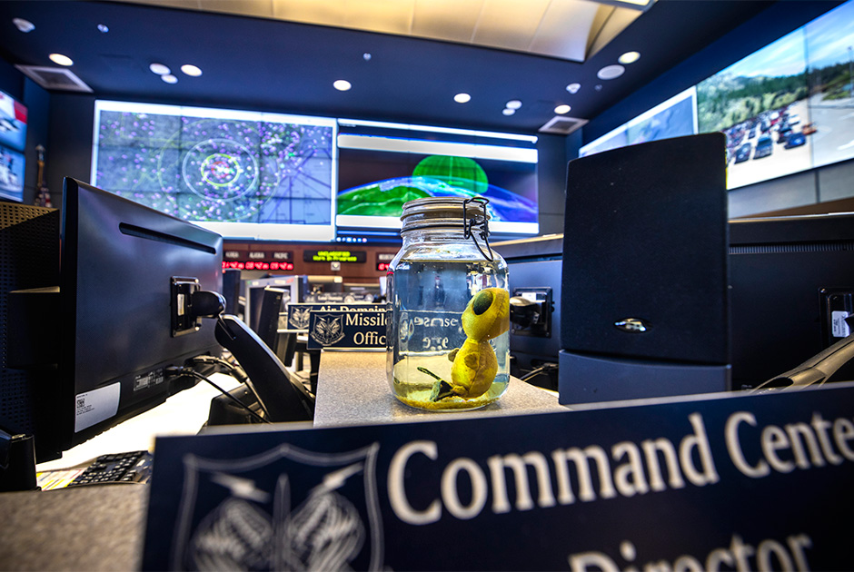 Игрушечный маленький зеленый инопланетянин в стеклянной банке украшает запасной командный пункт Командования воздушно-космической обороны Северной Америки, расположенный в недрах горы Шайенн.