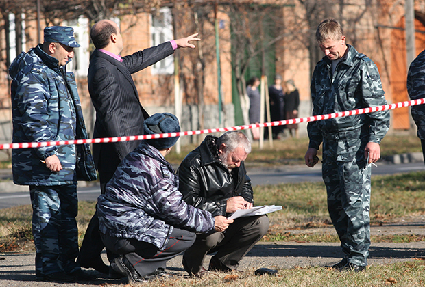 Сотрудники правоохранительных органов на месте покушения на мэра Владикавказа Виталия Караева