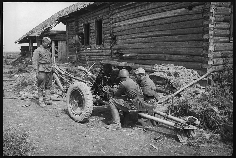 Бойцы изучают захваченную немецкую противотанковую пушку, чтобы вести из нее огонь по немецким танкам. Калининский фронт.