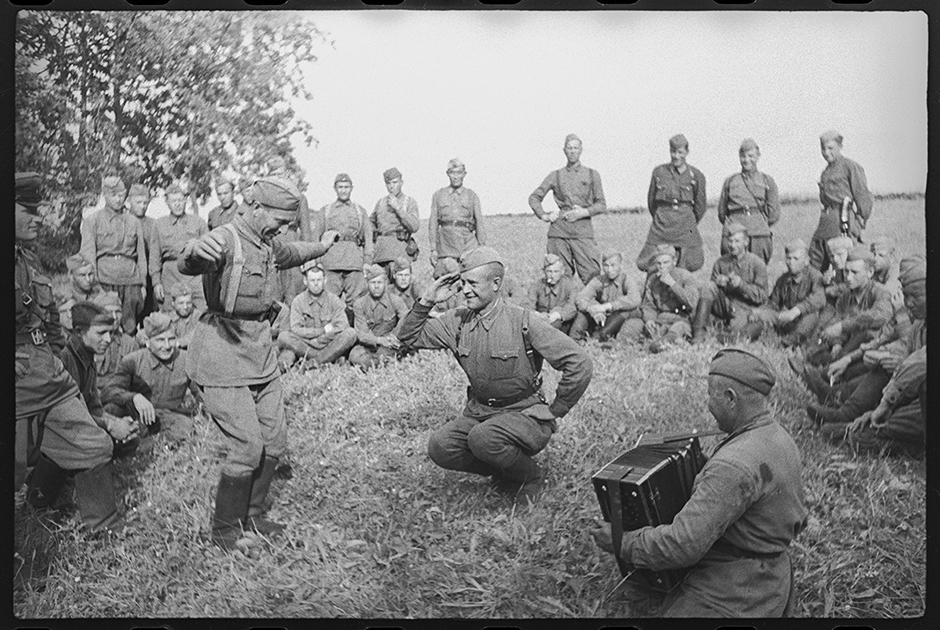 3-й гвардейский корпус. Гвардейцы на досуге. 2 июня 1942 года, Калининский фронт.