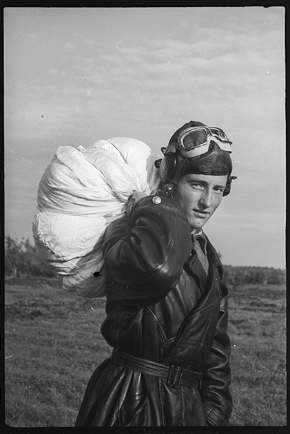 Гвардии сержант летчик-истребитель Лавренко, протаранив немецкий самолет, благополучно спустился и возвращается в свою часть, неся на плечах парашют. Калининский фронт.