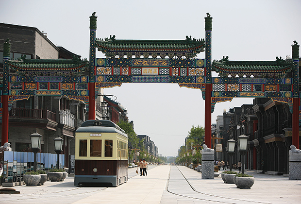 Воссозданный старый Пекин — самая масштабная реплика в Китае. Псевдоисторический квартал застроен одно- и двухэтажными домами, на перекрестках установлены красивые ворота, а на улицах проложены рельсы. Вот только трамваи — грубые подделки, не способные самостоятельно передвигаться.