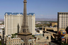 В Лас-Вегасе есть, кажется, все, включая копию Эйфелевой башни в масштабе 1:2.Несмотря на меньшие, чем у оригинала, размеры американская башня щеголяет лифтом, смотровой площадкой и рестораном. Башня является частью комплекса отеля и казино Paris.