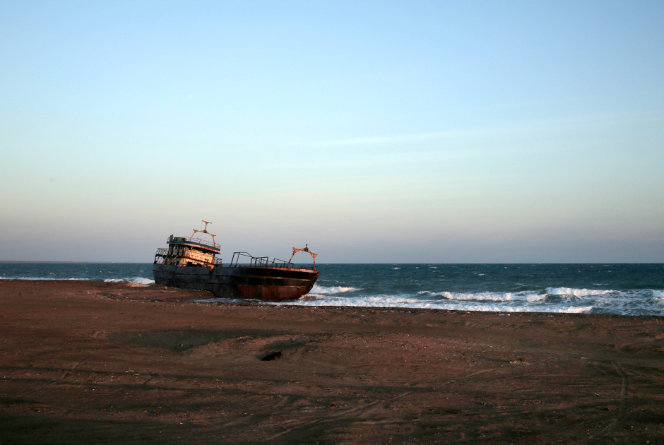 Остов судна на берегу Аденского залива. Все отели и парки развлечений у береговой линии заброшены и забыты
