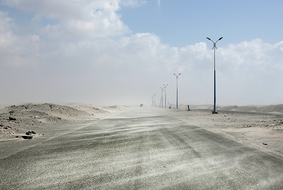 Пустынное шоссе из провинции Абьян в Аден
