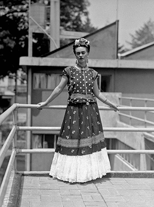 Фрида Кало на террасе своего дома в Мехико, 1939 год