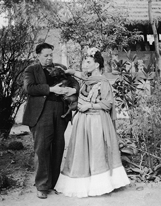 Фрида Кало с мужем, художником Диего Риверой, в Мехико, 1940-е годы