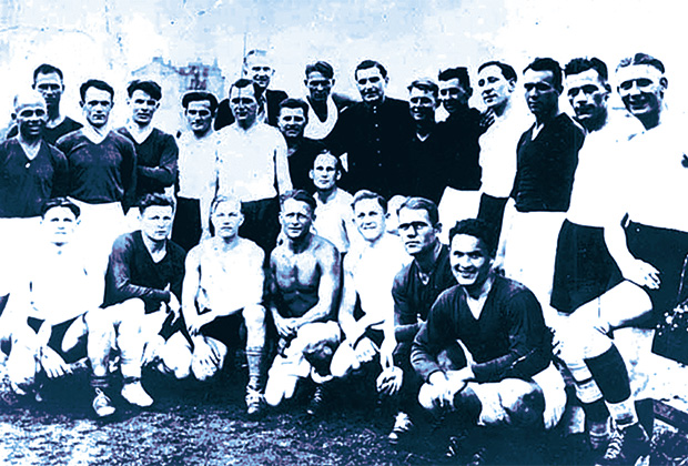Футболисты «Старта» (в темной форме) и FLAKELF перед матчем 6 августа 1942 года. На фото все выглядят достаточно миролюбиво