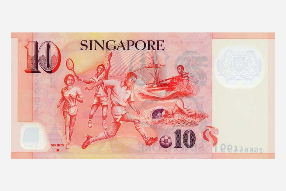 Оборотные стороны сингапурских долларов посвящены сферам жизни, которым страна уделяет особое внимание: экономика, образование, природа, искусство и развитие молодежи. На купюре номиналом 10 сингапурских долларов, выпущенной в 2007 году, изображены пять видов спорта, среди них футбол. 
