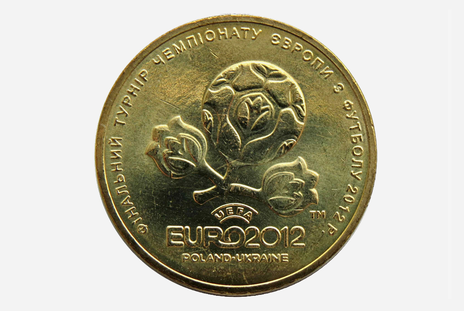 Реверс памятной монеты номиналом 1 гривна посвящен финальному турниру чемпионата Европы по футболу, который проводился на Украине и в Польше в 2012 году. Тираж монеты составлял 5 миллионов штук. 