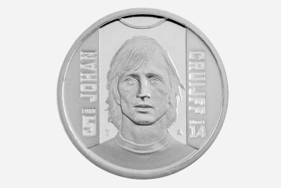 В 2017 году в Нидерландах в оборот запустили монету номиналом 5 евро с изображением одного из лучших футболистов XX столетия и тренера национальной сборной, трехкратного обладателя «Золотого мяча» Йохана Кройфа. За свою карьеру знаменитый спортсмен сыграл 752 матча и забил 425 мячей.