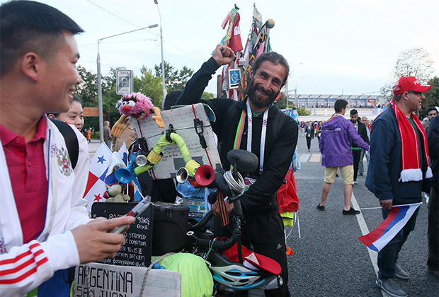 Аргентинец Матиас Амайя (в центре), приехавший на чемпионат мира по футболу в Россию на велосипеде
