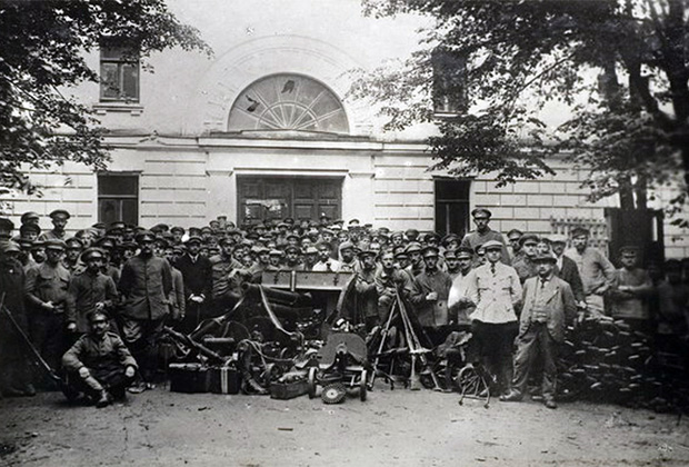 Германские военнопленные рядом с городским театром в Ярославле. 1918 год