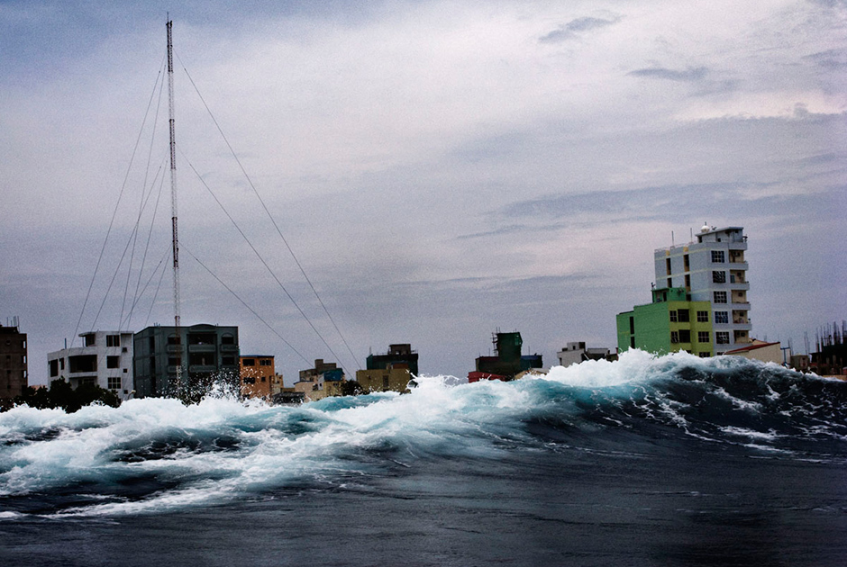 Фотографы NOOR вместе работают над масштабным проектом «Изменение климата — последствия». Это одна из фотографий в рамках совместного труда. На ней — столица Мальдив, город Мале, которому, как и всему государству, грозит исчезновение. Дело в том, что большая часть островов, входящих в состав государства, находится лишь в метре над уровнем моря. Для защиты от накатов волн и наводнений Мале окружили  массивной бетонной барьерной системой, воздвигнутой японцами. Ограждение простирается на шесть километров в длину и 3,5 метра в высоту. Общая стоимость такой защитной системы составила 60 миллионов долларов. 
