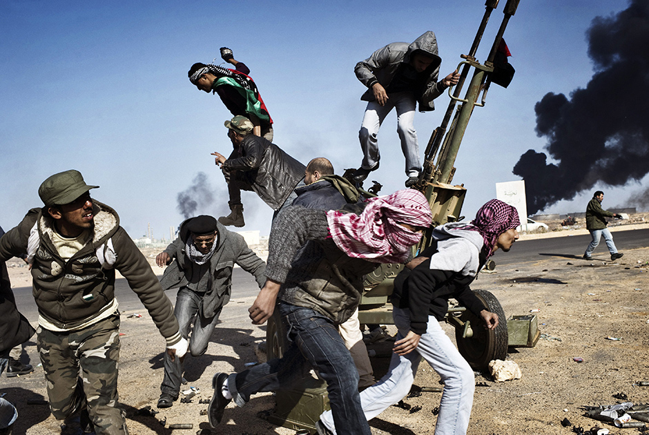 Фотография Юрия Козырева из Ливии, 2011 год. Повстанцы спасаются от огня со стороны ливийской армии. 