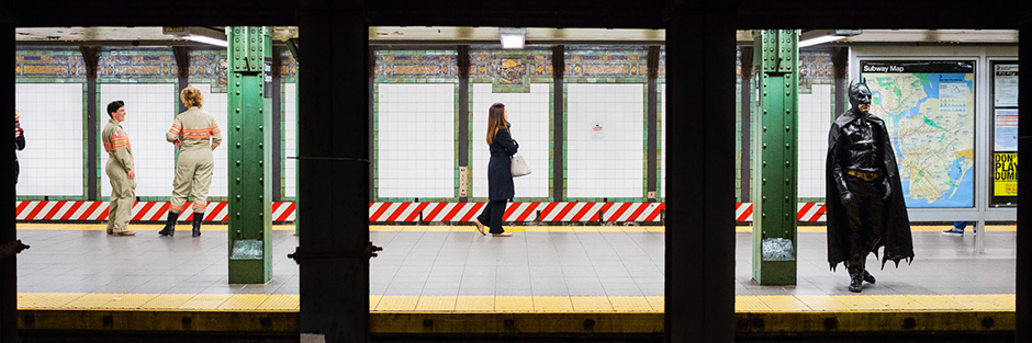 «Платформы» — серия, исследующая уникальную архитектуру нью-йоркской подземки и людей, которые через нее проходят. Платформы метро глазами пассажира с путей напротив представляют вуайеристский опыт, рассеченный архитектурой пространства.