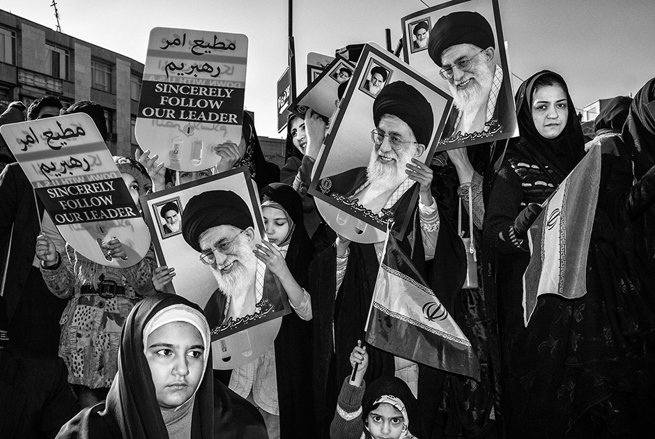 Проект Фаршида Тигехсаза посвящен страхам и последствиям Исламской революции в Иране, а также влиянию восьми лет войны, которая будет отдаваться эхом на протяжении жизни многих будущих поколений.