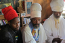 Это вовсе не мусульманские имамы Сенегала или Северной Нигерии, а растафарианские священники Бобо Ашанти в Булл-Бэй на Ямайке. Тюрбан и борода — обязательные атрибуты внешнего вида Ашанти. 