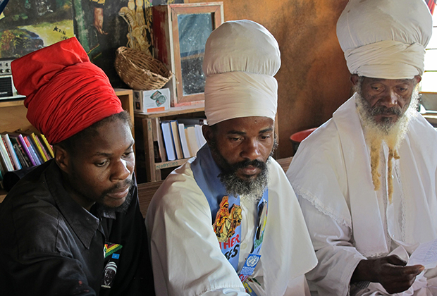 Это вовсе не мусульманские имамы Сенегала или Северной Нигерии, а растафарианские священники Бобо Ашанти в Булл-Бэй на Ямайке. Тюрбан и борода — обязательные атрибуты внешнего вида Ашанти. 