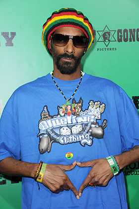 За свою карьеру Snoop Dogg неоднократно менял не только имидж, но и религию. Побыв протестантом и мусульманином, Снуп принял растафарианство и теперь появляется на публике исключительно в цветах Эфиопии.  