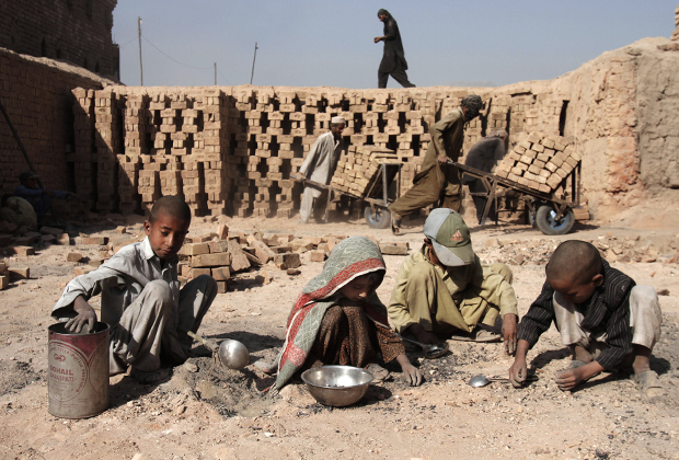 Один из немногих источников постоянного дохода для афганских детей — кирпичные заводы
