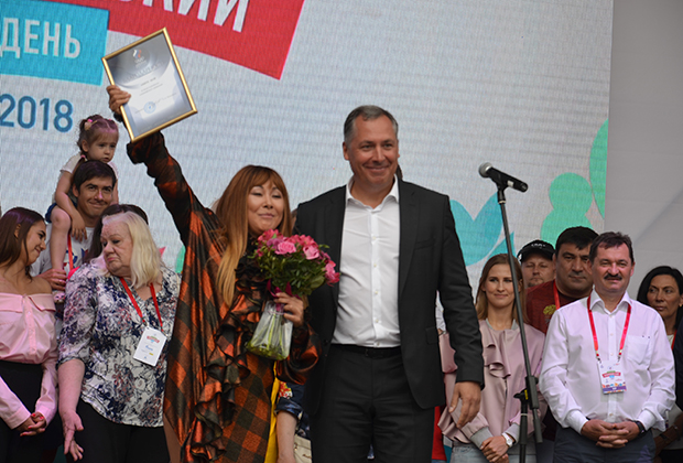 Анита Цой (слева) выступила перед гостями олимпийского дня в Сокольниках