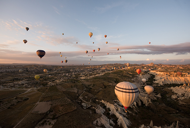 Главная фишка Каппадокии, помимо пещерных поселений, — полеты на воздушных шарах. Встать приходится в четыре утра, так как первые шары поднимаются в небо уже в пять часов. 