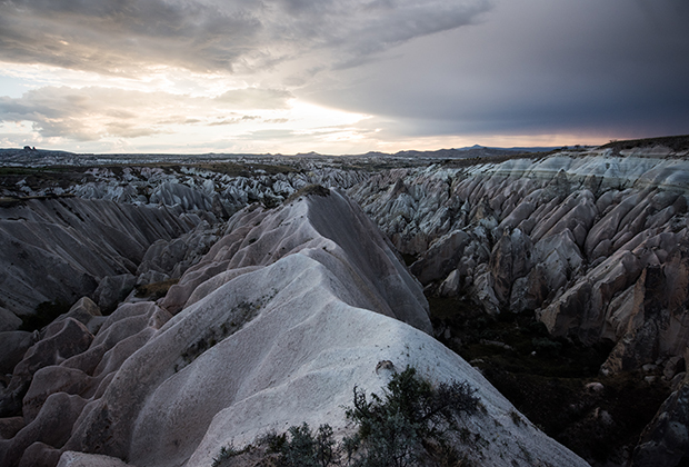 Горы Каппадокии — наглядное пособие по геологии. Слои застывшей лавы, серого пепла, туфа и залежи пиритов видны невооруженным глазом.