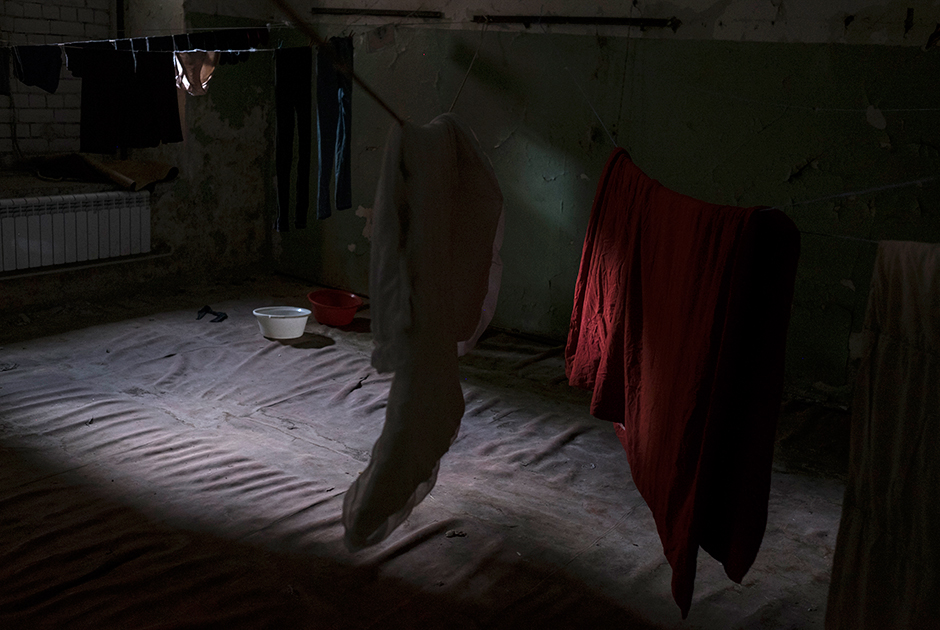 Сушка белья в одной из заброшенных комнат