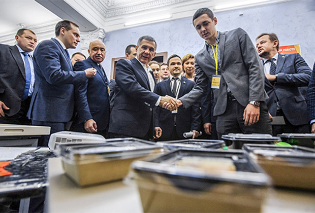 Президент Татарстана Рустам Минниханов знакомится с продукцией Secret Fit
