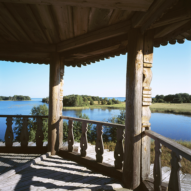 С колокольни XVII века открывается прекрасный вид на Онежское озеро с его большими и малыми островками. 