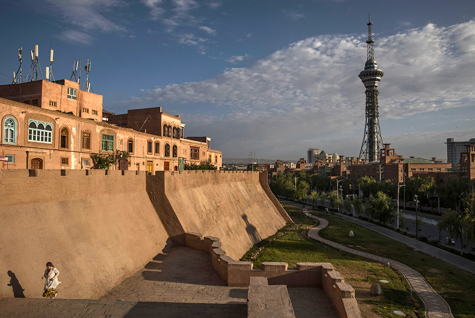 До начала реформ Дэна Сяопина жизнь в Кашгаре мало изменилась с XIX века. Но в конце 1980-х в городе началось активное строительство. Одним из символов нового Кашгара стала телебашня, расположенная прямо у стен Старого города.