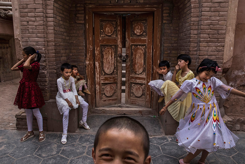 Уйгурские дети играют у входа в мечеть, закрытую китайскими властями в июне 2017 года. В СУАР всегда были сильны сепаратисткие настроения, а в XVIII, XIX и XX веках в Кашгаре создавались де-факто, а порой и де-юре независимые от Китая государства. Последняя попытка датирована 1933-1934 годами, когда город был столицей Исламской Республики Восточного Туркестана.