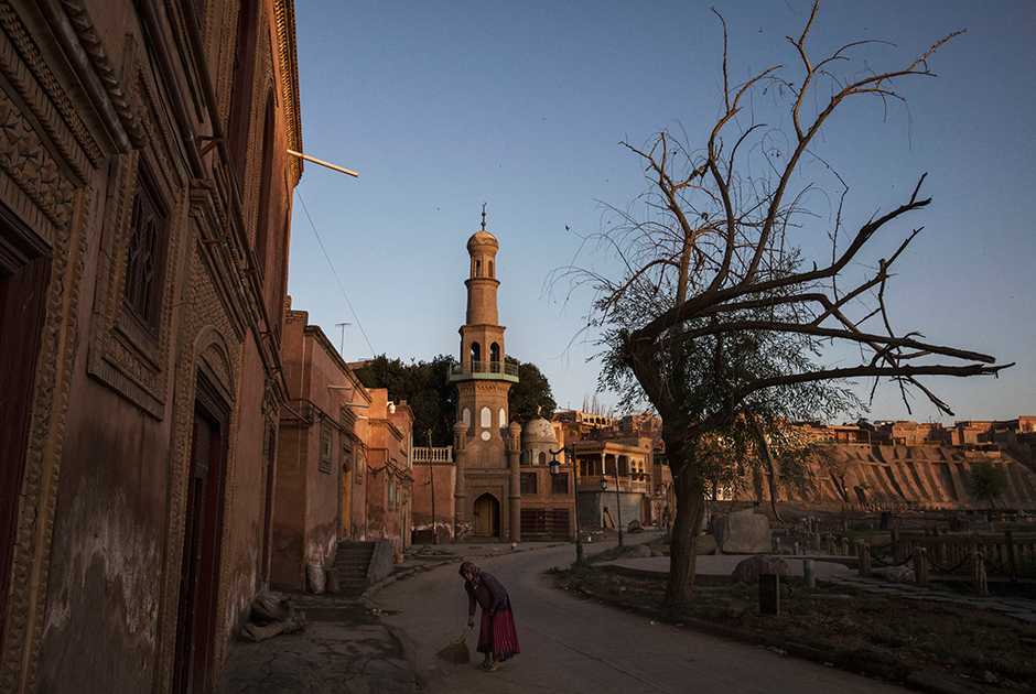 Помимо пятничной мечети Ид Ках, в Кашгаре множество районных мечетей — молельный дом есть в каждой махалле (квартале) города. Далеко не все мечети действующие, так как в отношении мусульман в КНР существуют ограничения. Например, в священный месяц Рамадан школьникам и студентам запрещено поститься. Также запрещены некоторые мусульманские имена, такие как Ислам, Саддам, Хадж, Мекка, Имам, Джихад и другие.
